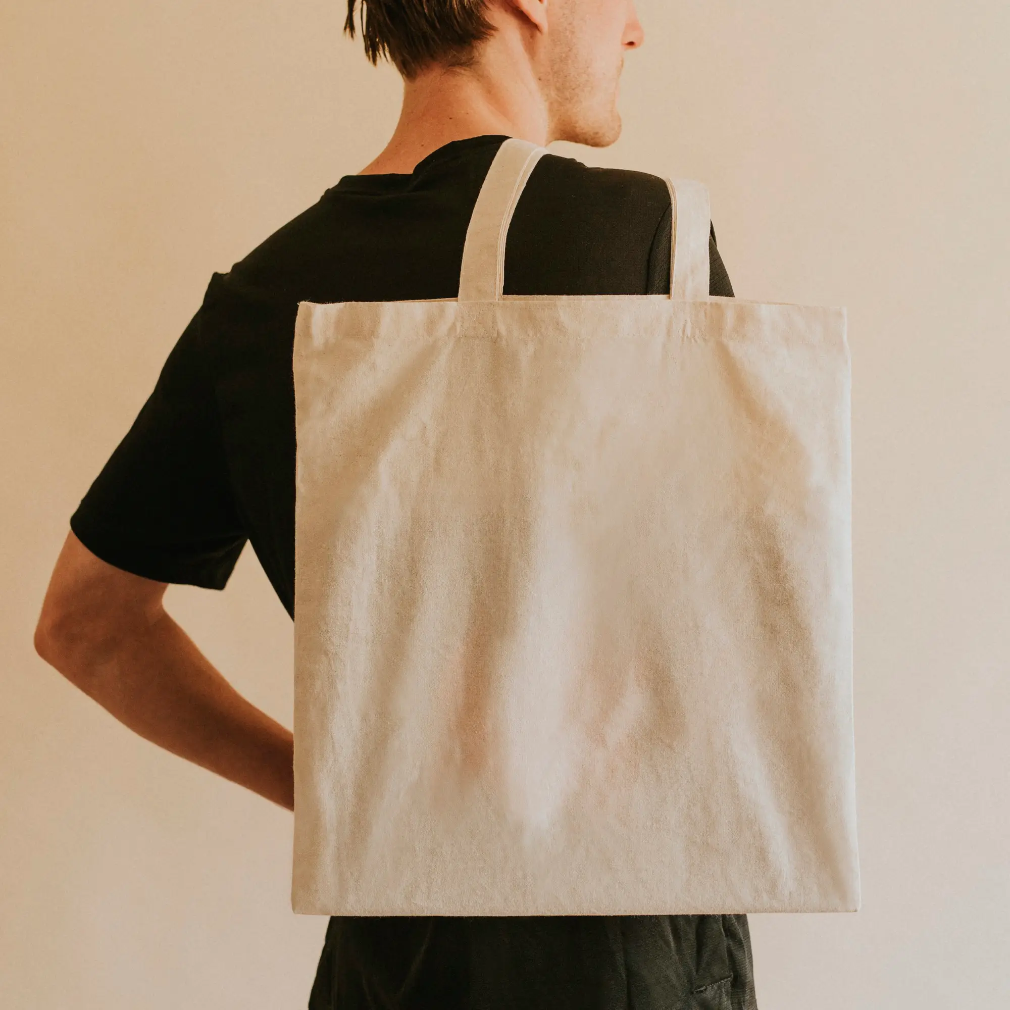 back-view-man-carrying-tote-bag (1)